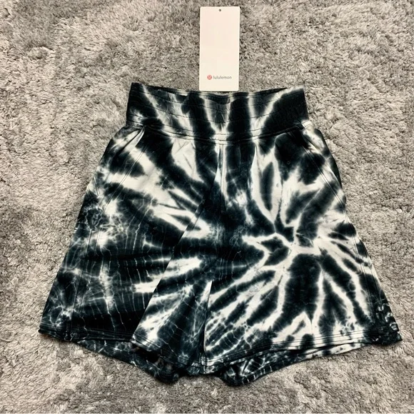 NWOT Lululemon LA High Rise Relaxed Short * Tie Dye Black White